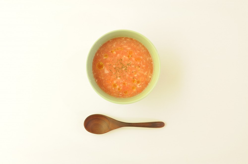 すりおろしトマトと押し麦の冷製スープ